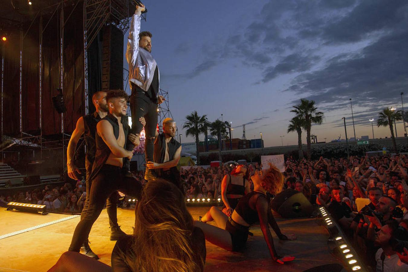 Miles de personas han vibrado este viernes con el concierto de los ‘triunfitos’ en la Marina. Los participantes del concurso despliegan su talento con canciones como ‘Lo malo’, ‘Camina’ y ‘A quién le importa’.