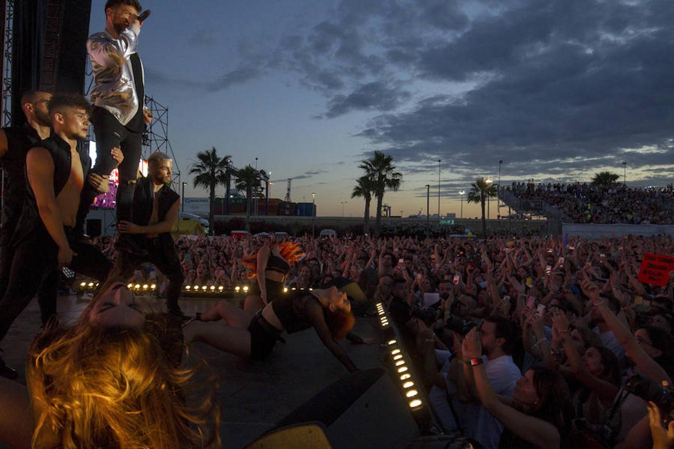 Miles de personas han vibrado este viernes con el concierto de los ‘triunfitos’ en la Marina. Los participantes del concurso despliegan su talento con canciones como ‘Lo malo’, ‘Camina’ y ‘A quién le importa’.