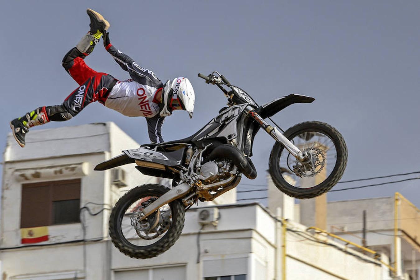 El pasado viernes 9 de junio, los principales pilotos de Freestyle en moto a nivel nacional se dieron cita en el I XTREME MONSTER FREESTYLE VALENCIA, disputado en la plaza de Toros. El mítico especialista Edgar Torronteras, los expertos Dani Torres y Maikel Melero, y los 'rookies' de la categoría Edu García y Xavi 'Jabato' entusiasmaron a un numeroso público entre los que destacó la gran cantidad de niños y familias y hasta una pedida de mano en directo.