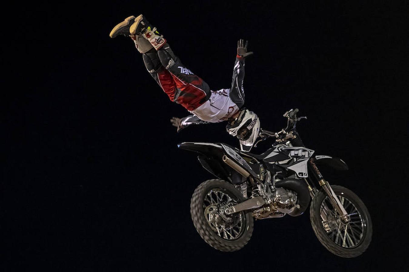 El pasado viernes 9 de junio, los principales pilotos de Freestyle en moto a nivel nacional se dieron cita en el I XTREME MONSTER FREESTYLE VALENCIA, disputado en la plaza de Toros. El mítico especialista Edgar Torronteras, los expertos Dani Torres y Maikel Melero, y los 'rookies' de la categoría Edu García y Xavi 'Jabato' entusiasmaron a un numeroso público entre los que destacó la gran cantidad de niños y familias y hasta una pedida de mano en directo.