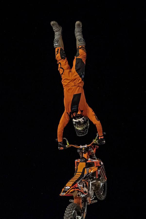 El pasado viernes 9 de junio, los principales pilotos de Freestyle en moto a nivel nacional se dieron cita en el I XTREME MONSTER FREESTYLE VALENCIA, disputado en la plaza de Toros. El mítico especialista Edgar Torronteras, los expertos Dani Torres y Maikel Melero, y los 'rookies' de la categoría Edu García y Xavi 'Jabato' entusiasmaron a un numeroso público entre los que destacó la gran cantidad de niños y familias y hasta una pedida de mano en directo.