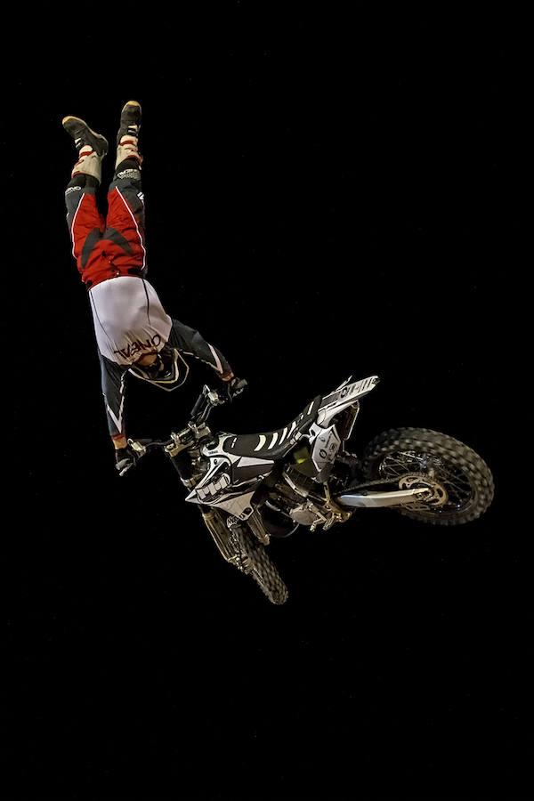 El pasado viernes 9 de junio, los principales pilotos de Freestyle en moto a nivel nacional se dieron cita en el I XTREME MONSTER FREESTYLE VALENCIA, disputado en la plaza de Toros. El mítico especialista Edgar Torronteras, los expertos Dani Torres y Maikel Melero, y los 'rookies' de la categoría Edu García y Xavi 'Jabato' entusiasmaron a un numeroso público entre los que destacó la gran cantidad de niños y familias y hasta una pedida de mano en directo.