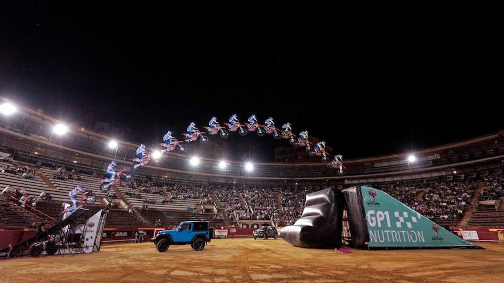 El pasado viernes 9 de junio, los principales pilotos de Freestyle en moto a nivel nacional se dieron cita en el I XTREME MONSTER FREESTYLE VALENCIA, disputado en la plaza de Toros. El mítico especialista Edgar Torronteras, los expertos Dani Torres y Maikel Melero, y los 'rookies' de la categoría Edu García y Xavi 'Jabato' entusiasmaron a un numeroso público entre los que destacó la gran cantidad de niños y familias y hasta una pedida de mano en directo.