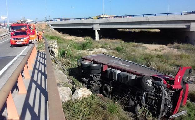 Un camión se sale de la vía en la A-3 y vuelca