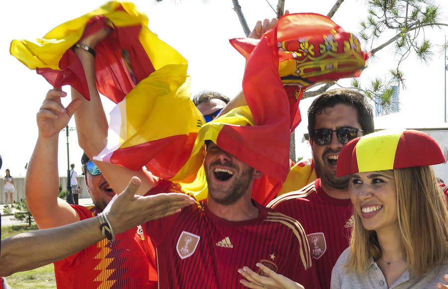 El espectáculo estuvo en el cesped... y en las gradas, y en las calles, y en los bares. Las aficiones de España y Portugal han disfrutado como nunca del partido que ha enfrentado a sus selecciones en el Mundial de Rusia (3-3). No ha faltado el calor, ni el humor ni el amor. 