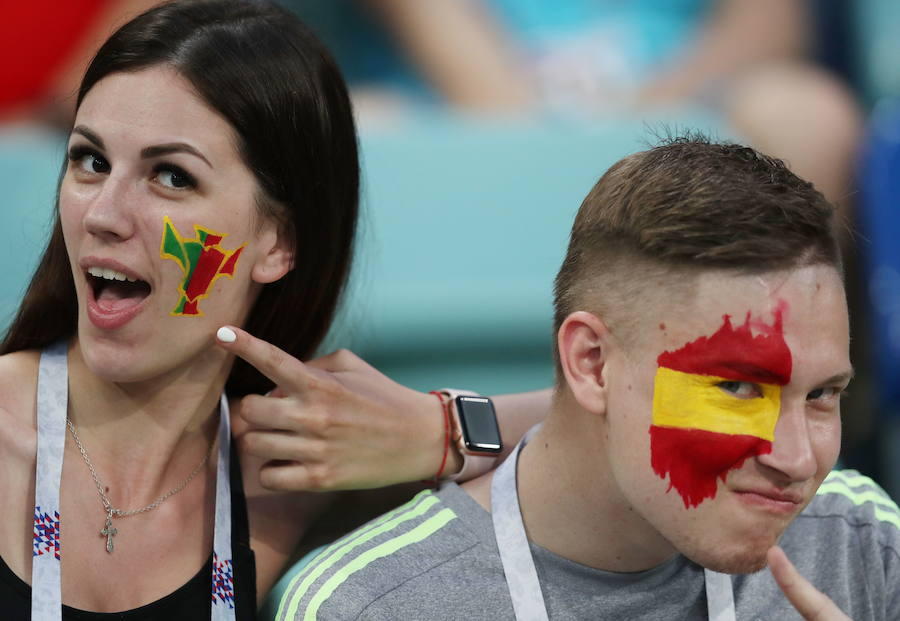El espectáculo estuvo en el cesped... y en las gradas, y en las calles, y en los bares. Las aficiones de España y Portugal han disfrutado como nunca del partido que ha enfrentado a sus selecciones en el Mundial de Rusia (3-3). No ha faltado el calor, ni el humor ni el amor. 