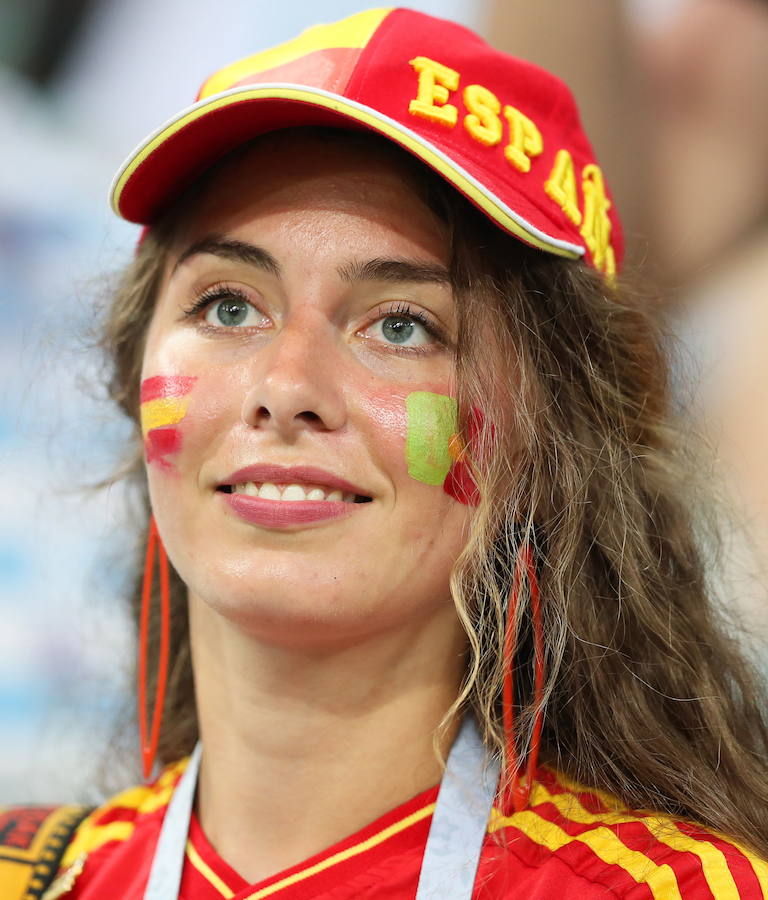 El espectáculo estuvo en el cesped... y en las gradas, y en las calles, y en los bares. Las aficiones de España y Portugal han disfrutado como nunca del partido que ha enfrentado a sus selecciones en el Mundial de Rusia (3-3). No ha faltado el calor, ni el humor ni el amor. 