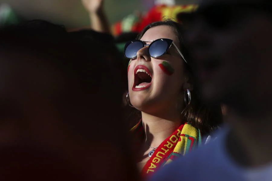 El espectáculo estuvo en el cesped... y en las gradas, y en las calles, y en los bares. Las aficiones de España y Portugal han disfrutado como nunca del partido que ha enfrentado a sus selecciones en el Mundial de Rusia (3-3). No ha faltado el calor, ni el humor ni el amor. 