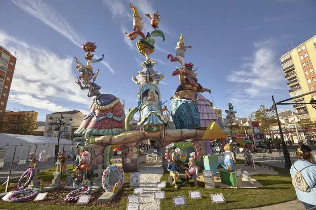 Imagen del monumento mayor de la falla Plaça Prado de Gandia el día 16 de marzo antes de la entrega de premios. 