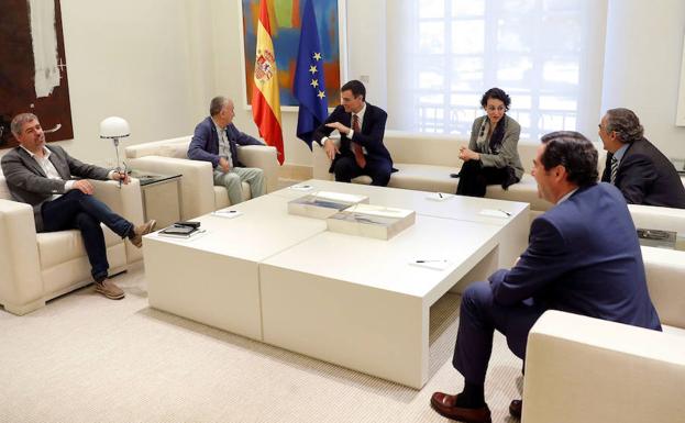 El presidente del Gobierno, Pedro Sánchez, (ctro.) y la ministra de Trabajo, Magdalena Valerio, en la reunión que mantuvieron el miércoles con los sindicatos y la patronal.