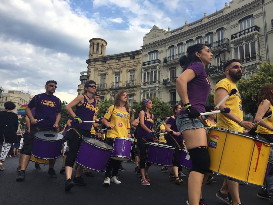 Miles de personas participan en la marcha que recorre el centro de la ciudad entre Navarro Reverter y la plaza del Ayuntamiento