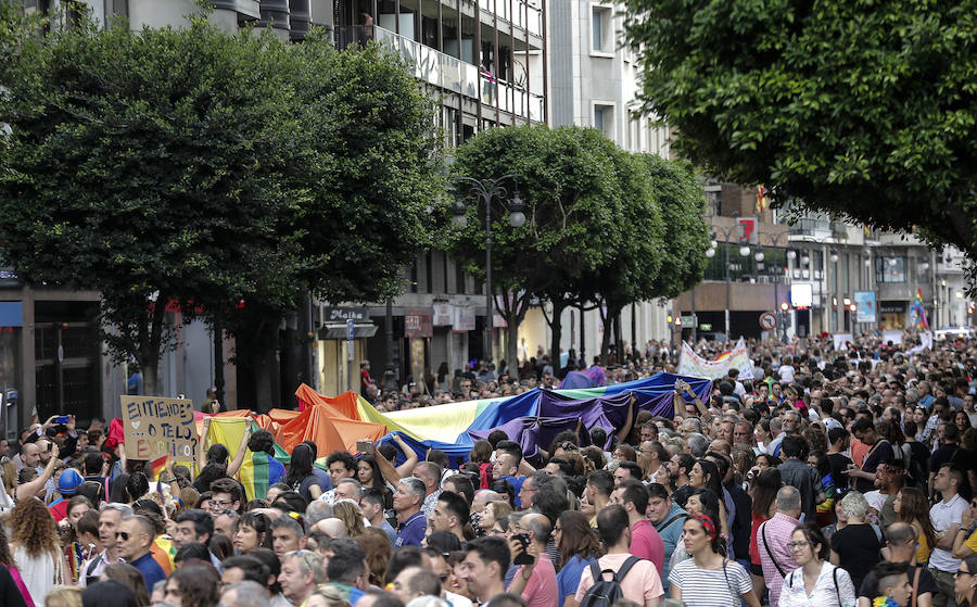 Miles de personas participan en la marcha que recorre el centro de la ciudad entre Navarro Reverter y la plaza del Ayuntamiento