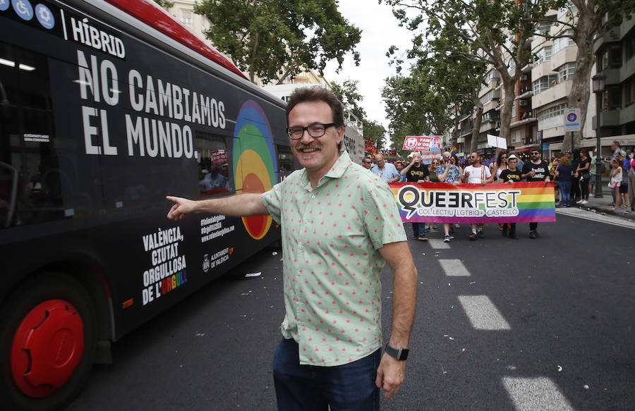 Miles de personas participan en la marcha que recorre el centro de la ciudad entre Navarro Reverter y la plaza del Ayuntamiento
