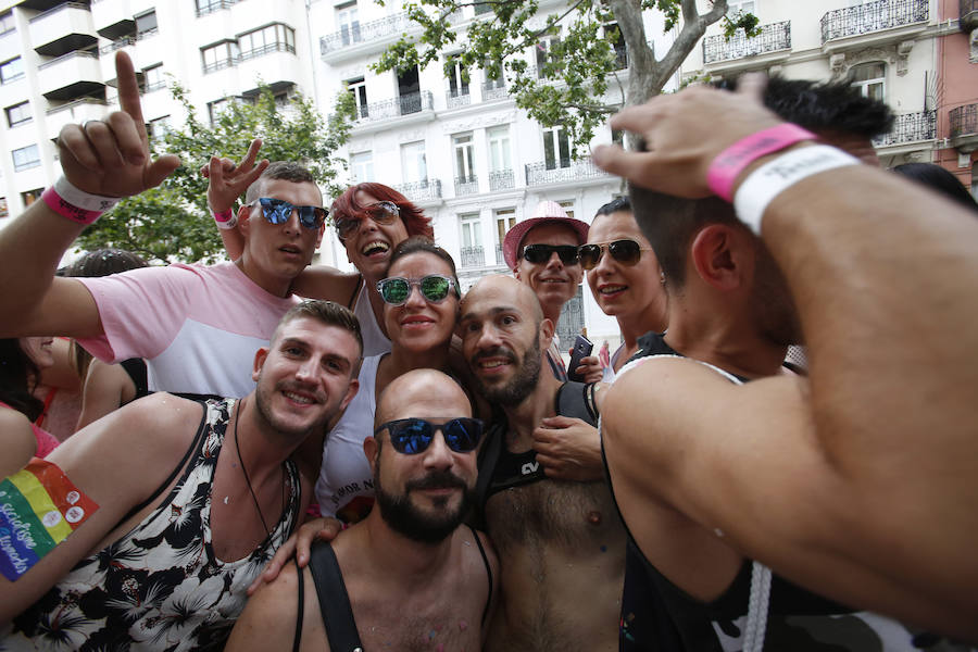 Miles de personas participan en la marcha que recorre el centro de la ciudad entre Navarro Reverter y la plaza del Ayuntamiento