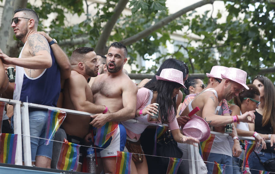 Miles de personas participan en la marcha que recorre el centro de la ciudad entre Navarro Reverter y la plaza del Ayuntamiento