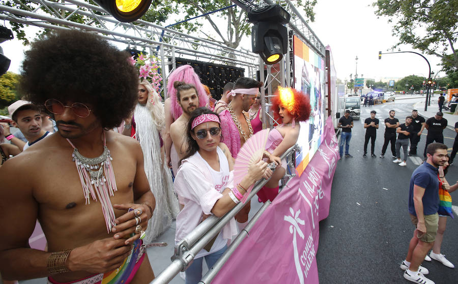 Miles de personas participan en la marcha que recorre el centro de la ciudad entre Navarro Reverter y la plaza del Ayuntamiento