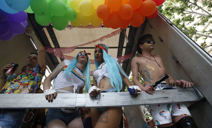 Miles de personas participan en la marcha que recorre el centro de la ciudad entre Navarro Reverter y la plaza del Ayuntamiento
