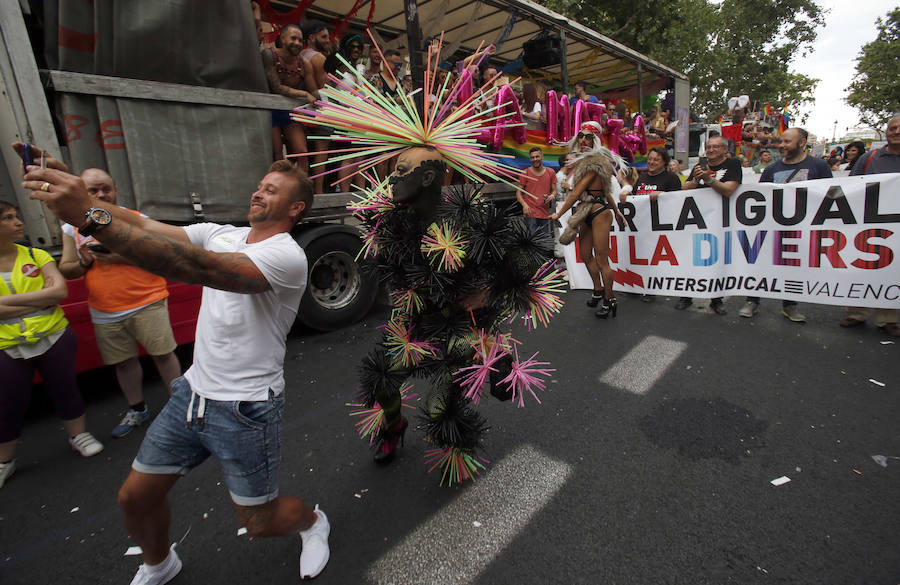 Miles de personas participan en la marcha que recorre el centro de la ciudad entre Navarro Reverter y la plaza del Ayuntamiento