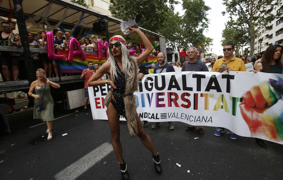 Miles de personas participan en la marcha que recorre el centro de la ciudad entre Navarro Reverter y la plaza del Ayuntamiento