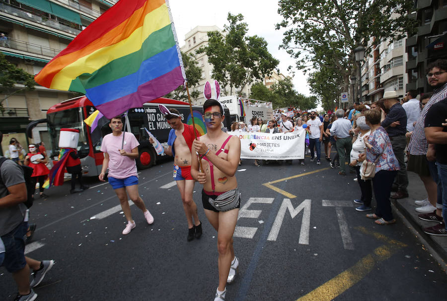 Miles de personas participan en la marcha que recorre el centro de la ciudad entre Navarro Reverter y la plaza del Ayuntamiento
