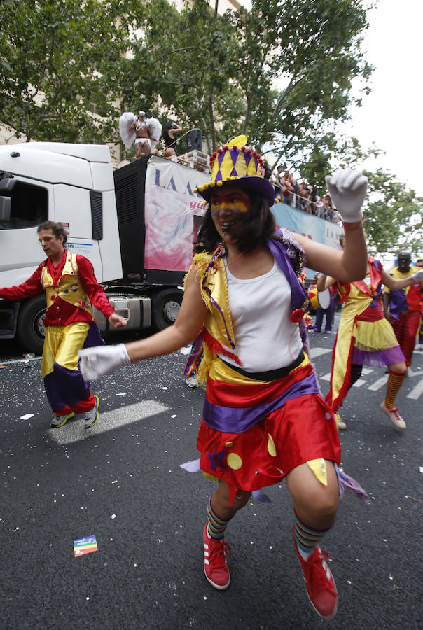 Miles de personas participan en la marcha que recorre el centro de la ciudad entre Navarro Reverter y la plaza del Ayuntamiento