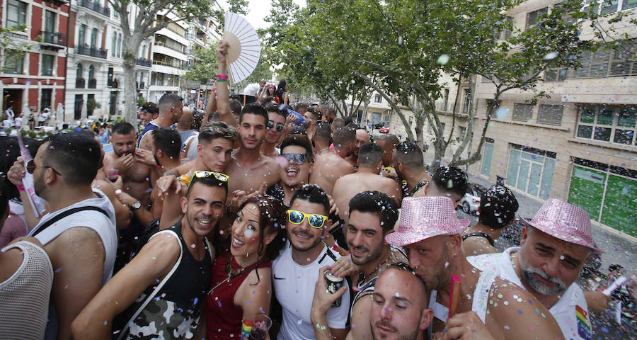 Miles de personas participan en la marcha que recorre el centro de la ciudad entre Navarro Reverter y la plaza del Ayuntamiento