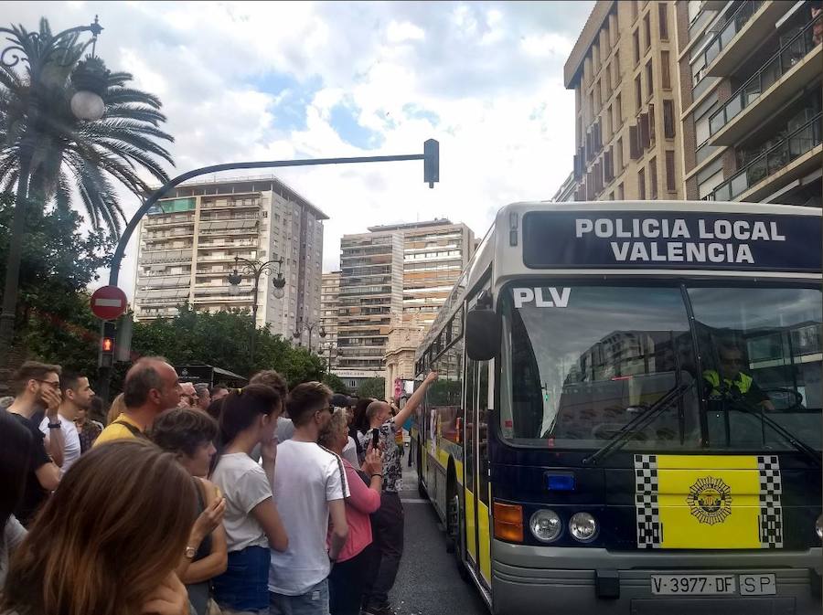Miles de personas participan en la marcha que recorre el centro de la ciudad entre Navarro Reverter y la plaza del Ayuntamiento