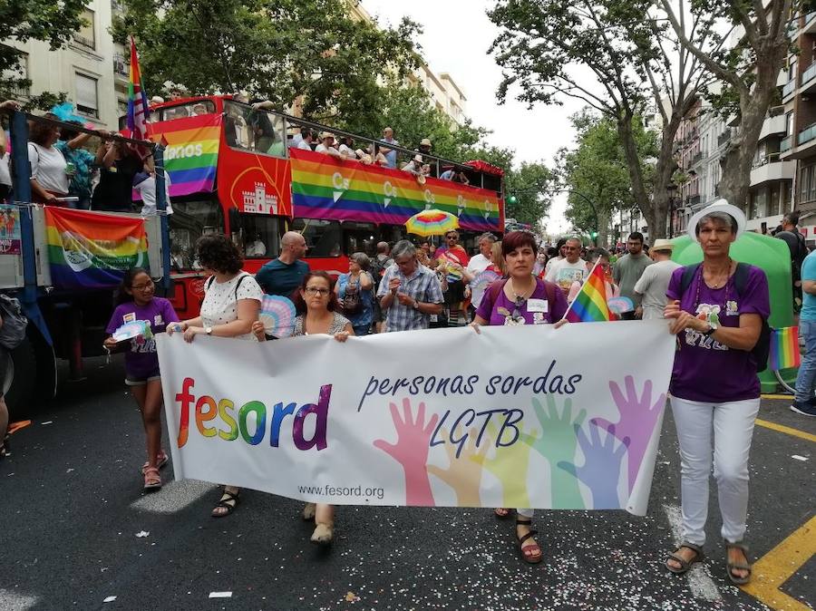 Miles de personas participan en la marcha que recorre el centro de la ciudad entre Navarro Reverter y la plaza del Ayuntamiento