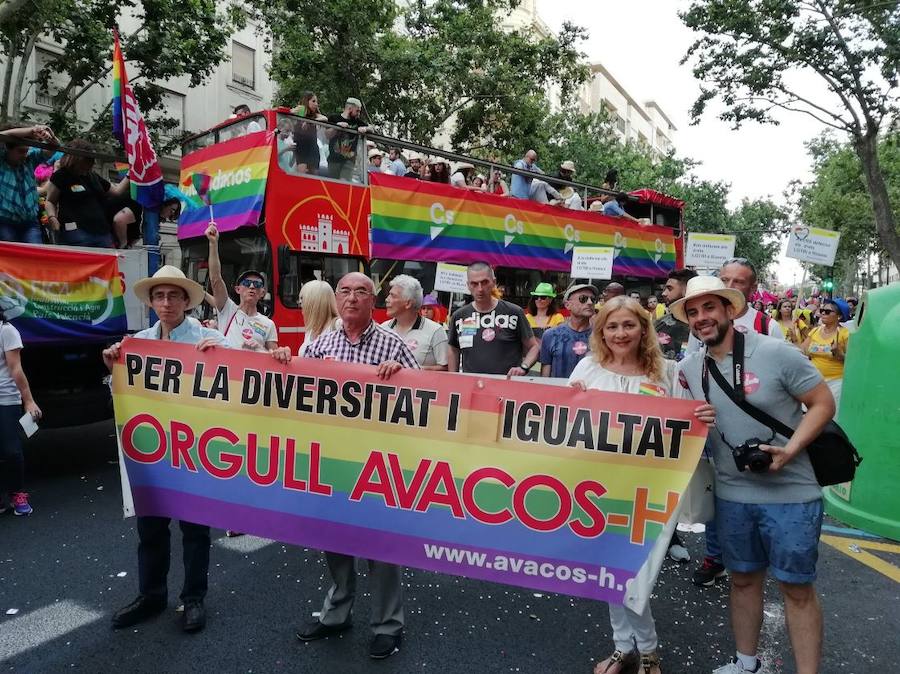 Miles de personas participan en la marcha que recorre el centro de la ciudad entre Navarro Reverter y la plaza del Ayuntamiento