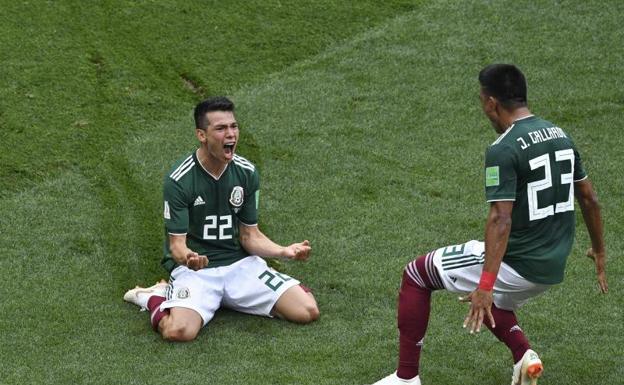 Lozano celebra el gol que ha dado la victoria a su selección.