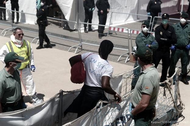 «Confío en España», en la camiseta de un náufrago. 