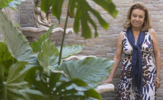 Ana Ruiz posa en el jardín de su casa, en Alboraya.