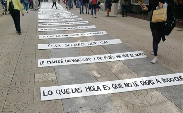 Imagen principal - Performance callejera contra el machismo y los mensajes sexistas