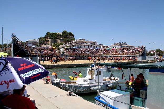 Una de las sesiones de bous a la mar del pasado año vista desde el pasillo de la Cofradía de Pescadores de Dénia. 