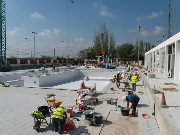 Trabajadores, en las obras de la nueva piscina de Paterna. 