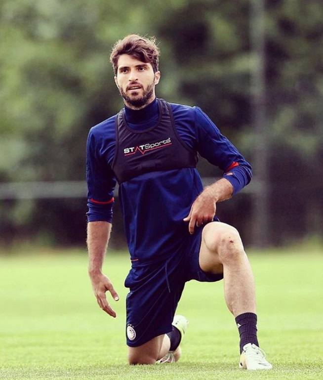 Karim Ansarifard (28 años). El futbolista juega actualmente en el Olympiacos FC de la Superliga de Grecia. El joven debuta con el #10 como delantero de la Selección de fútbol de Irán.