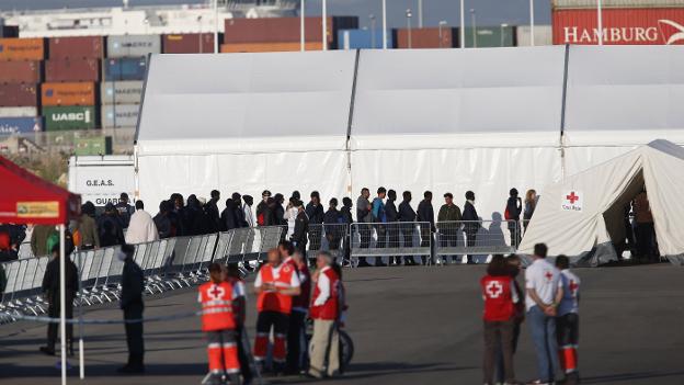 Inmigrantes del 'Aquarius' a su llegada al puerto de Valencia el pasado domingo. 