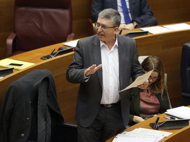 El conseller Rafael Climent, en una sesión en Les Corts. 