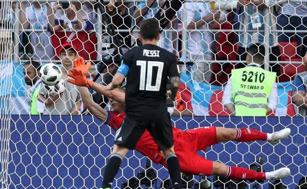 El portero islandés para el penalti a Messi en la primera jornada del Mundial.