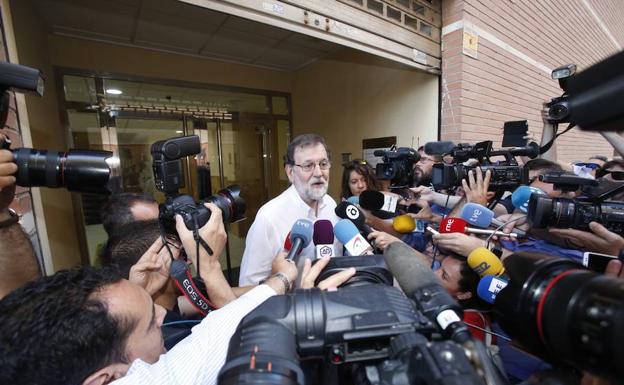 Imagen. Rajoy, en la entrada del registro de la propiedad de Santa Pola. 