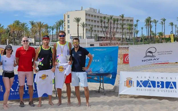 La pareja masculina campeona del torneo con el concejal de Deportes de Xàbia. 