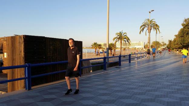 Paseo matutino. El aún líder del PP anduvo por el paseo marítimo de Alicante antes de acudir a la oficina. 