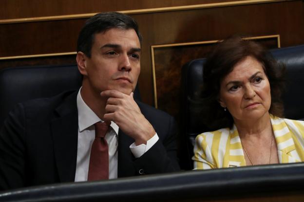 El presidente del Gobierno, Pedro Sánchez, ayer, junto a la vicepresidenta Carmen Calvo, en el Congreso. 