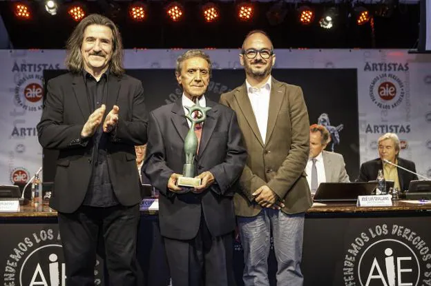 Francisco Salanova recogiendo el Galardón de la AIE junto con el director Luis Cobos y el oboísta Salvador Barberá. 