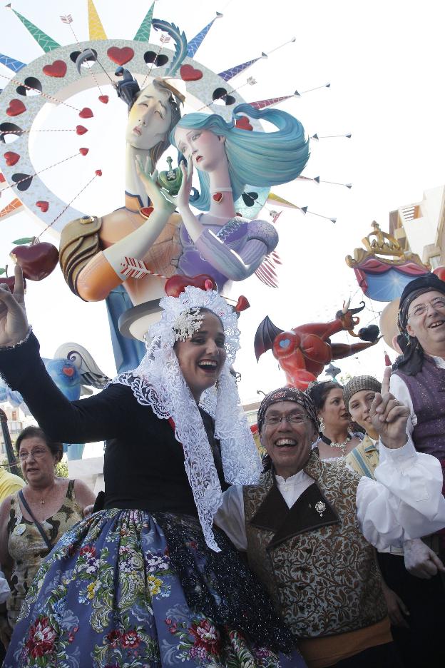 La bellea y el presidente de la hoguera, José Amand Tomás, celebran el primer premio de la Categoría Especial, ayer. 