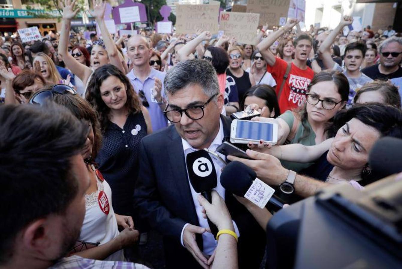 Miles de personas se concentran ante la sede de la Delegación de Gobierno y se manifiestan por el centro de la ciudad