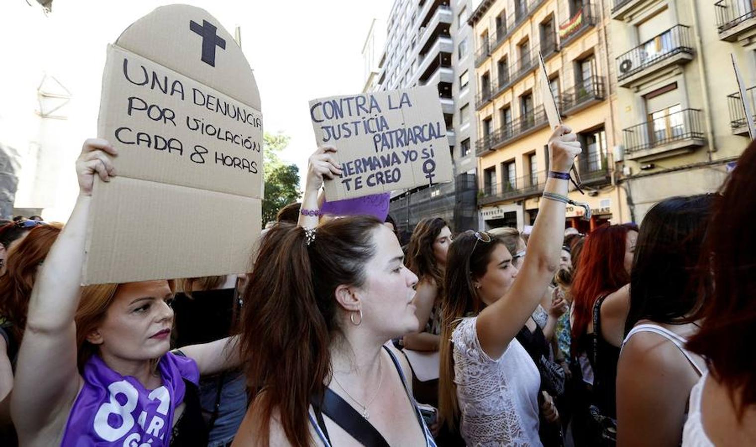 Miles de personas se concentran ante la sede de la Delegación de Gobierno y se manifiestan por el centro de la ciudad