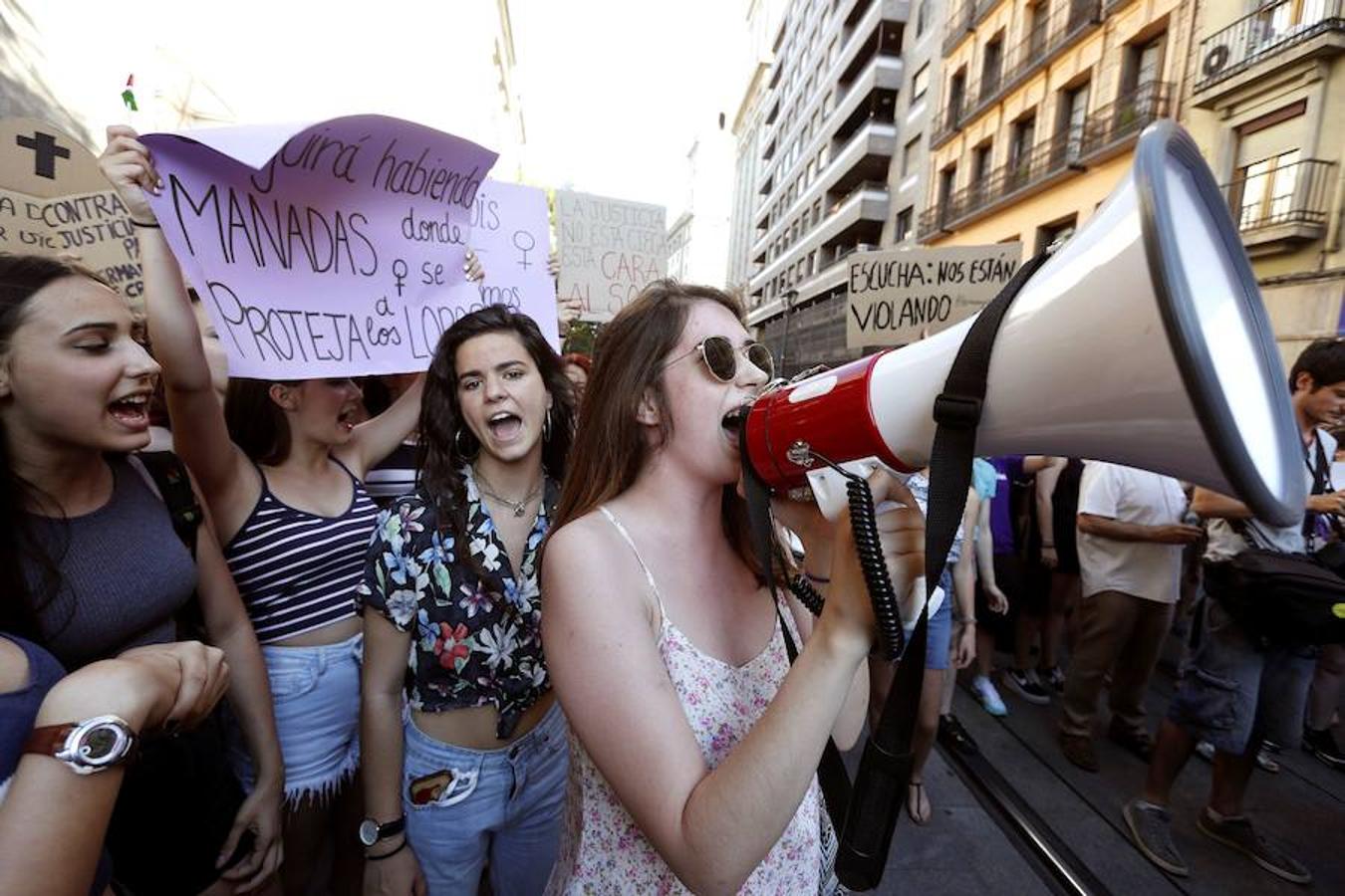 Miles de personas se concentran ante la sede de la Delegación de Gobierno y se manifiestan por el centro de la ciudad