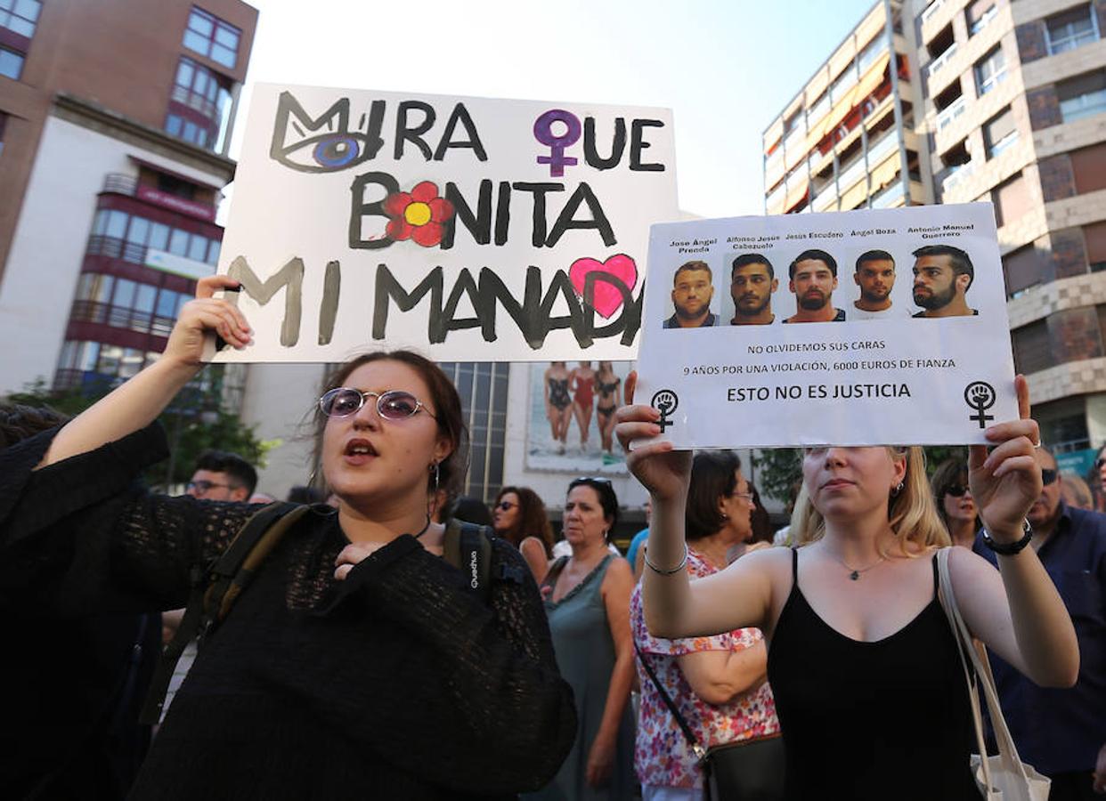 Miles de personas se concentran ante la sede de la Delegación de Gobierno y se manifiestan por el centro de la ciudad