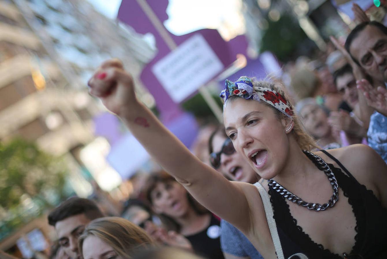 Miles de personas se concentran ante la sede de la Delegación de Gobierno y se manifiestan por el centro de la ciudad